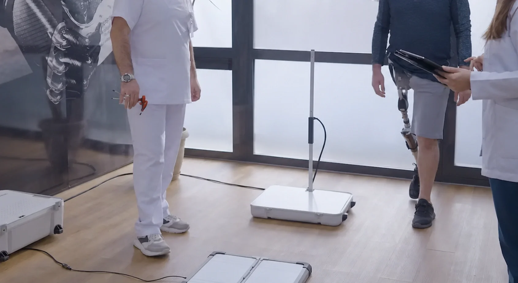 Kalça seviyesinde protez kullanan kişinin klinikte yürüme değerlendirmesi