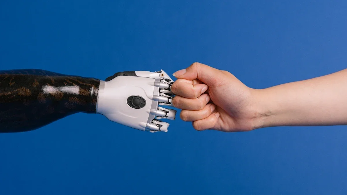 Kısmi El ve Parmak Protezleri: Miyoelektrik protez el ile doğal elin yumruk selamı