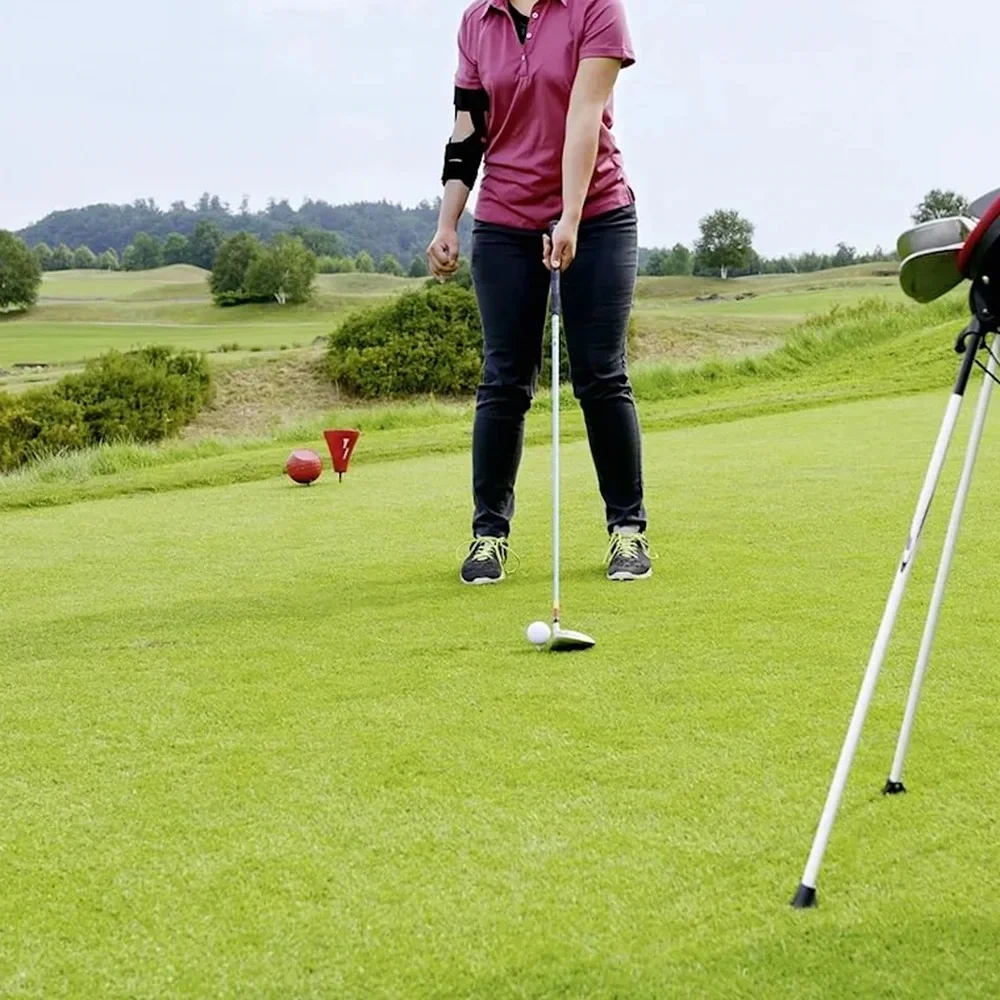 Kol ve omuz ortezleri: Kol ortezi kullanan kişinin golf etkinliğindeki gövde ve kol görünümü