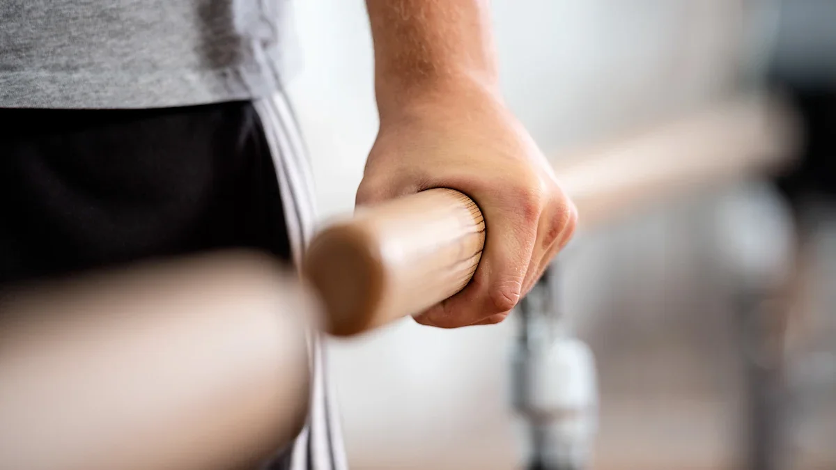 Protez uygulama: Paralel yürüme barını eliyle tutan kişi