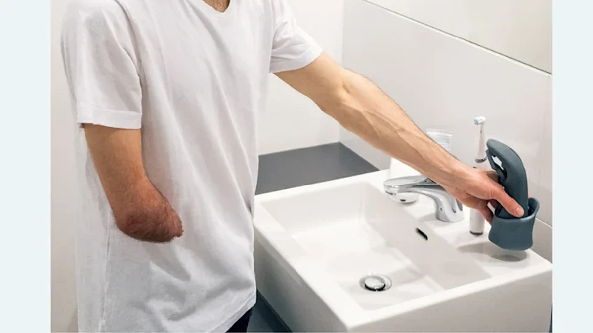 Pasif (yardımcı) el protezi: Kol güdüğü görünen kullanıcının pasif yardımcı elini lavabo başında tutması